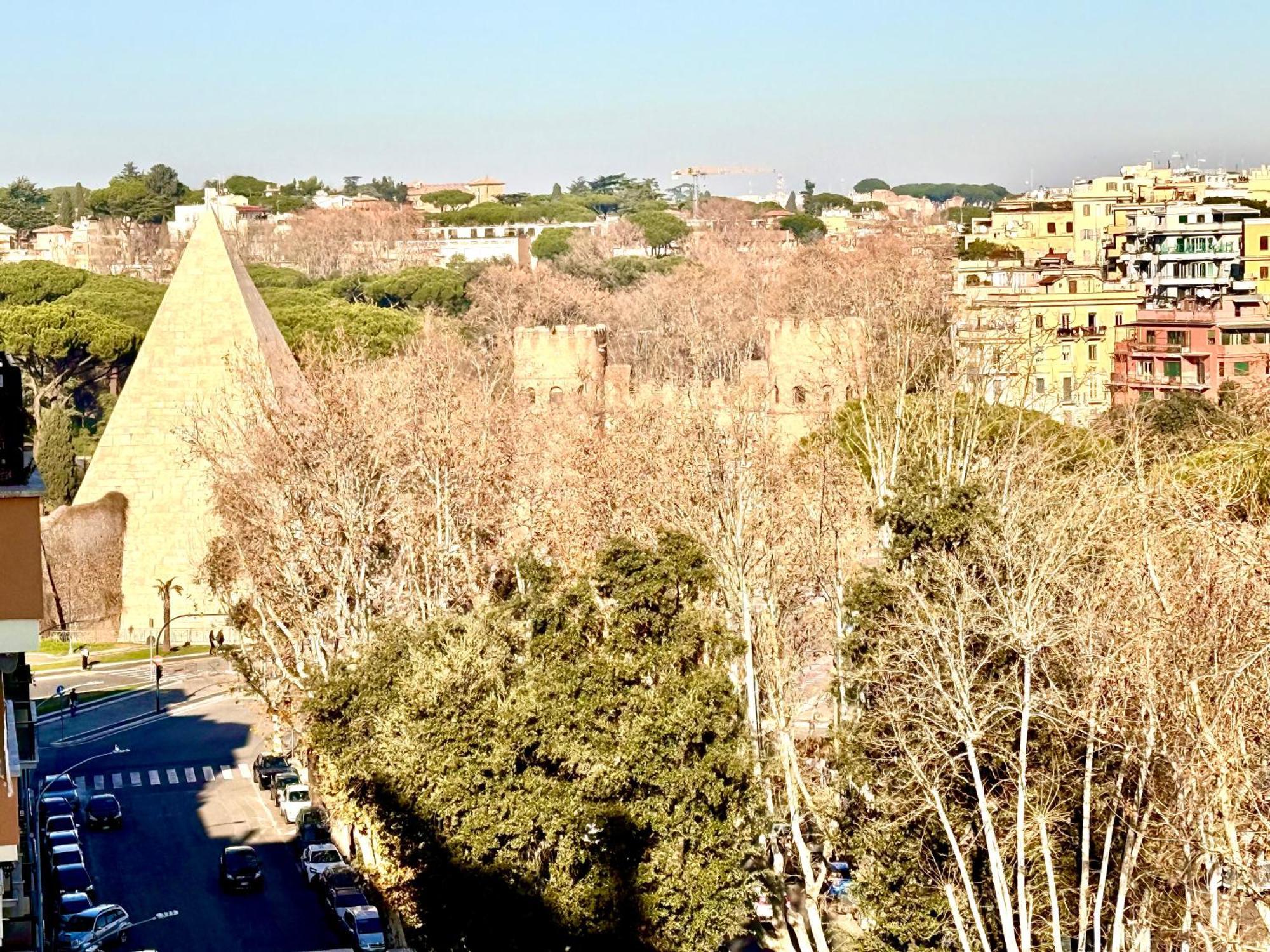 Piramide Cestia * Roma